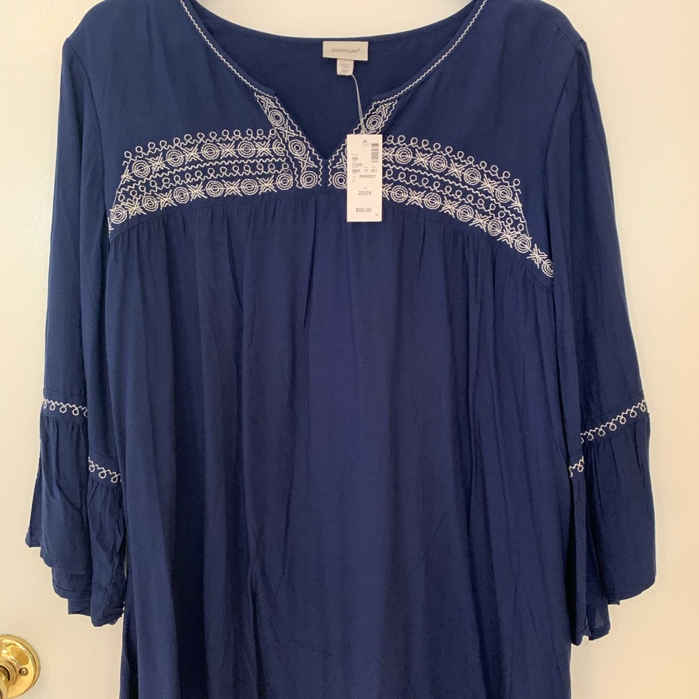 NWT Avenue, Plus 22/24 Navy Top